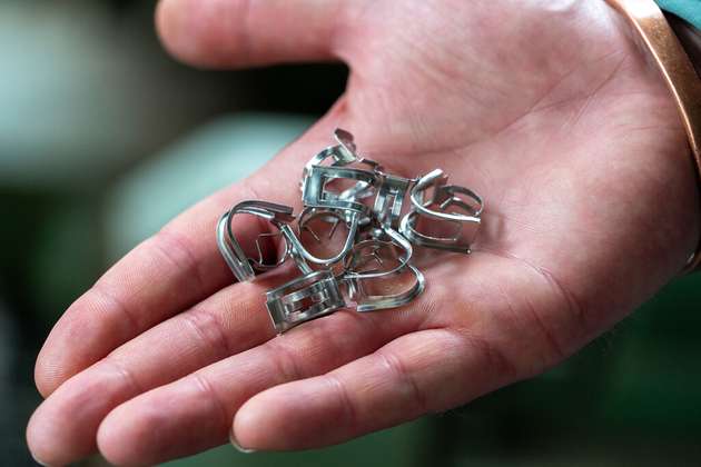 Mit diesen Füllkörpern aus Metall ist die Kolonne gefüllt. Diese vergrößern die Phasengrenzfläche zwischen Strippdampf und Klärschlammflüssigkeit.