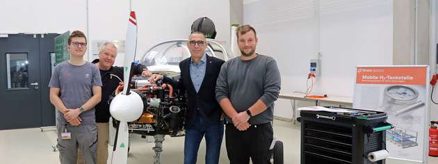 Das Kernteam des Reisemotorseglers „Taifun 17 H2“ (von links): Wissenschaftlicher Mitarbeiter Jan Hußlein, Ingenieur Tom Wollin, Dekan Prof. Dr. Johannes Paulus, Masterstudent Sebastian Stenger und wissenschaftlicher Mitarbeiter Toni Schott (nicht im Bild).