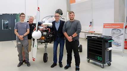 Das Kernteam des Reisemotorseglers „Taifun 17 H2“ (von links): Wissenschaftlicher Mitarbeiter Jan Hußlein, Ingenieur Tom Wollin, Dekan Prof. Dr. Johannes Paulus, Masterstudent Sebastian Stenger und wissenschaftlicher Mitarbeiter Toni Schott (nicht im Bild).