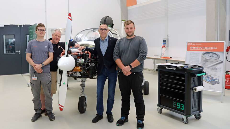 Das Kernteam des Reisemotorseglers „Taifun 17 H2“ (von links): Wissenschaftlicher Mitarbeiter Jan Hußlein, Ingenieur Tom Wollin, Dekan Prof. Dr. Johannes Paulus, Masterstudent Sebastian Stenger und wissenschaftlicher Mitarbeiter Toni Schott (nicht im Bild).