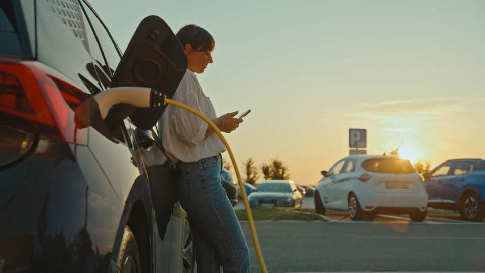 Die Verbund-Lade-App „V-Go“ bietet österreichweit Zugang zum Schnellladenetz von SMATRICS, EnBW und Partnernetzen.