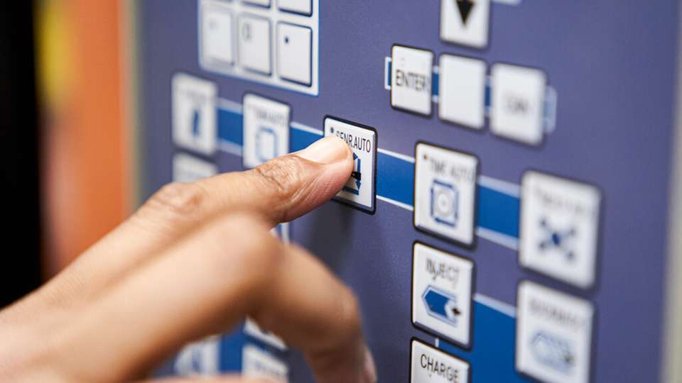 Vergoldete taktile Schalter bieten in der Gebäudeautomation entscheidende Vorteile: Ihre chemisch inerte Oberfläche verhindert Oxidation und Korrosion – für zuverlässige Signalübertragung über Millionen von Schaltzyklen.