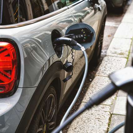 Schurter ALO-Serie: Hochvolt-Sicherungen bis 1.000 VDC und 900 A für E-Fahrzeuge – UL-zertifiziert, für PDU, BDU und BMS geeignet.