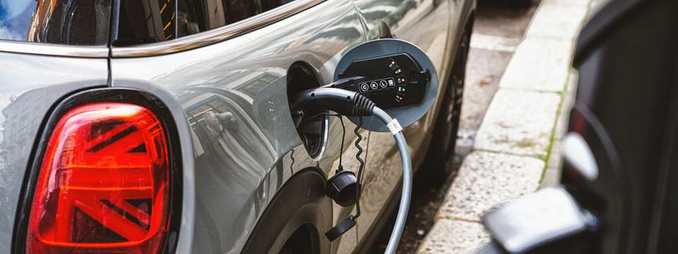 Schurter ALO-Serie: Hochvolt-Sicherungen bis 1.000 VDC und 900 A für E-Fahrzeuge – UL-zertifiziert, für PDU, BDU und BMS geeignet.