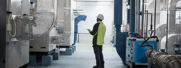 Beim Retrofit industrieller Abluftanlagen werden bestehende Komponenten überarbeitet, Luftmengen neu ausgelegt und Energieverbräuche gezielt gesenkt – und das, ohne dass eine vollständige Anlage neu gebaut werden muss.