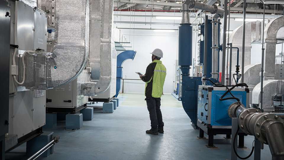 Beim Retrofit industrieller Abluftanlagen werden bestehende Komponenten überarbeitet, Luftmengen neu ausgelegt und Energieverbräuche gezielt gesenkt – und das, ohne dass eine vollständige Anlage neu gebaut werden muss.