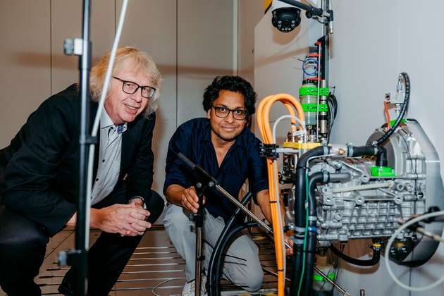 Auf dem Foto sind Prof. Hermann Rottengruber und der wissenschaftliche Mitarbeiter Dr.-Ing. Braj Bhushan Prasad vom Institut für Engineering von Produkten und Systemen der Universität Magdeburg mit einem PKW-Elektroantrieb zu sehen.