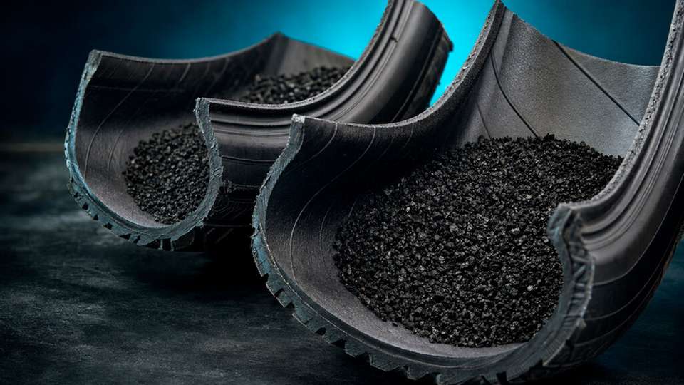 Forscher der Universität Magdeburg reduzieren mit Granulat aus recyceltem Reifengummi in den Hohlräumen eines Leistungselektronik-Bauteils den Schallpegel um bis zu 6,5 dB.