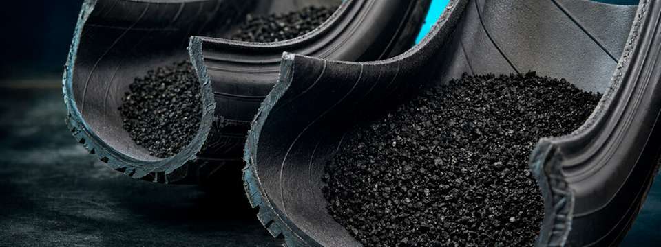 Forscher der Universität Magdeburg reduzieren mit Granulat aus recyceltem Reifengummi in den Hohlräumen eines Leistungselektronik-Bauteils den Schallpegel um bis zu 6,5 dB.