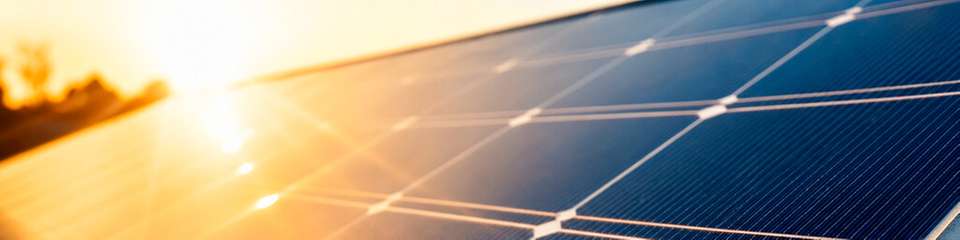 Gekapseltes 50-W-DC/DC-Konvertermodul für Leiterplatten, das für Eingangsspannungen von 80 bis 750 VDC in Solar- und Industrieanwendungen ausgelegt ist.