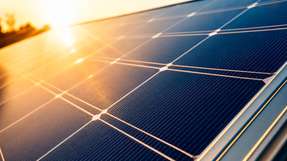 Gekapseltes 50-W-DC/DC-Konvertermodul für Leiterplatten, das für Eingangsspannungen von 80 bis 750 VDC in Solar- und Industrieanwendungen ausgelegt ist.