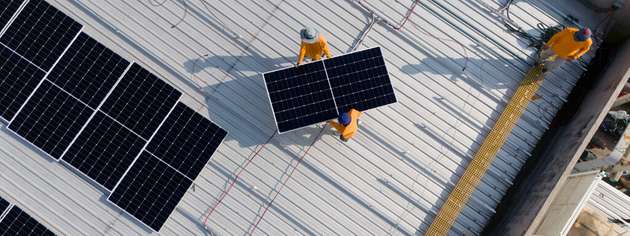 Auf rund 320.000 m2 wurden 71.000 Solarmodule mit 43 MW Gesamtleistung installiert – realisiert von Leadec und E.ON für das BMW-Werk Debrecen.