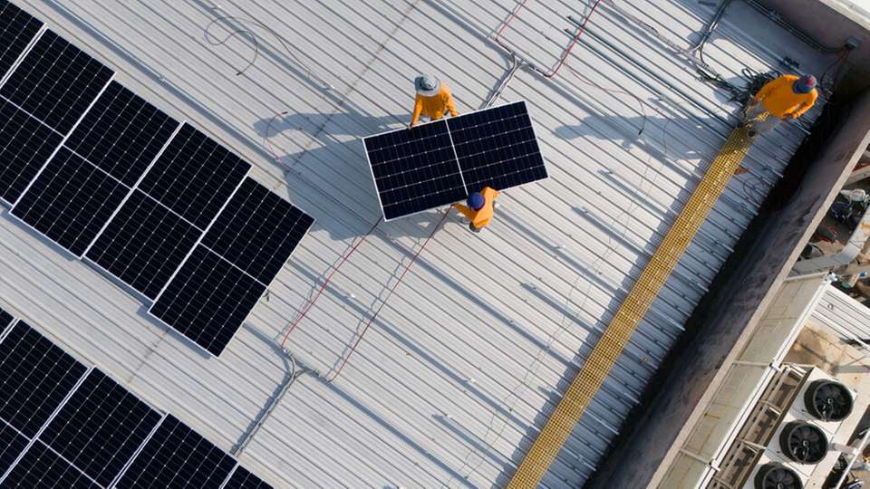 Auf rund 320.000 m2 wurden 71.000 Solarmodule mit 43 MW Gesamtleistung installiert – realisiert von Leadec und E.ON für das BMW-Werk Debrecen.