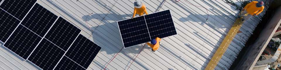 Auf rund 320.000 m2 wurden 71.000 Solarmodule mit 43 MW Gesamtleistung installiert – realisiert von Leadec und E.ON für das BMW-Werk Debrecen.