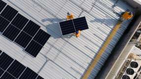 Auf rund 320.000 m2 wurden 71.000 Solarmodule mit 43 MW Gesamtleistung installiert – realisiert von Leadec und E.ON für das BMW-Werk Debrecen.