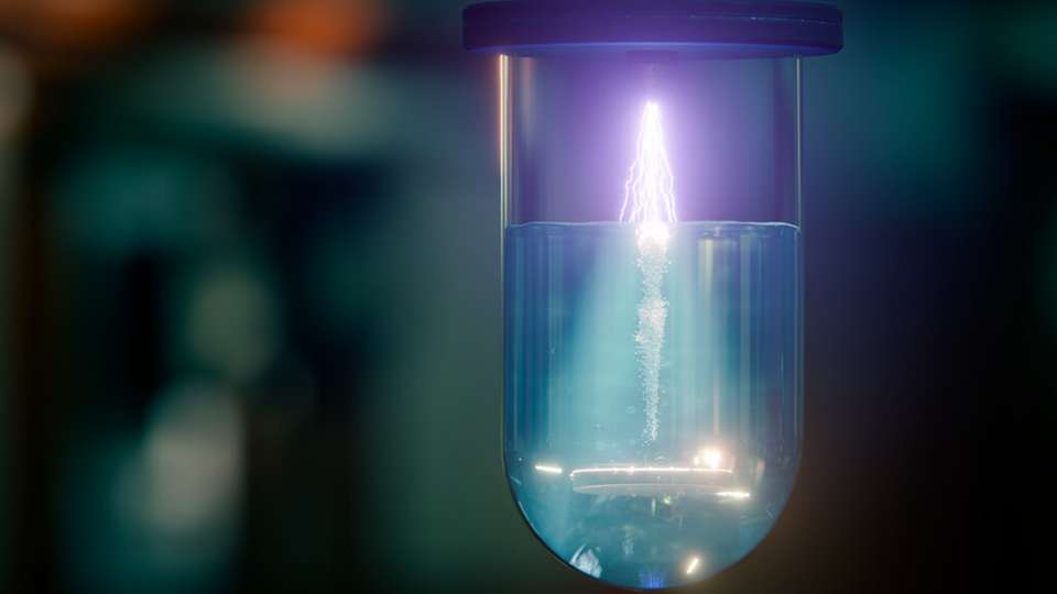 Plasma plus Kavitation: Kaltes Atmosphärendruckplasma zerstört toxische Schadstoffe an der Grenzfläche zwischen Gasblasen und Wasser.