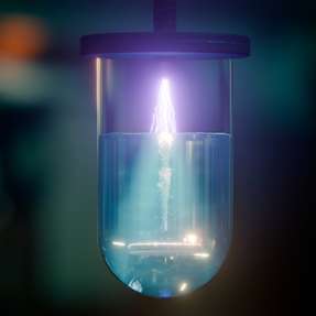 Plasma plus Kavitation: Kaltes Atmosphärendruckplasma zerstört toxische Schadstoffe an der Grenzfläche zwischen Gasblasen und Wasser.