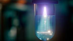 Plasma plus Kavitation: Kaltes Atmosphärendruckplasma zerstört toxische Schadstoffe an der Grenzfläche zwischen Gasblasen und Wasser.