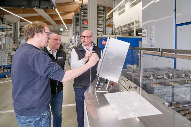 Der Abstimmungsprozess funktioniert zwischen, von links: Markus Obermayer, Projektleiter Prozessoptimierung bei Rosenberger, und dem Team von Richard Geiss mit Lech Andrzejewski-Eser (Außendienst) sowie Michel Lubinsky-Fischer (Vertriebsbereichsleiter).