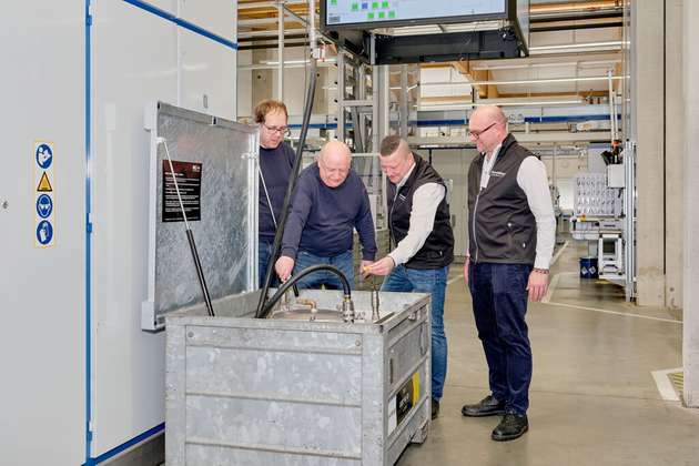 Seit über 15 Jahren setzt Rosenberger in Fridolfing auf den Rundum-Service von Richard Geiss, der auch die Entsorgung der Altware beinhaltet, von links: Markus Obermayer, Helmut Mühlberger (beide Rosenberger) sowie Lech Andrzejewski-Eser und Michel Lubinsky-Fischer (beide Richard Geiss). 