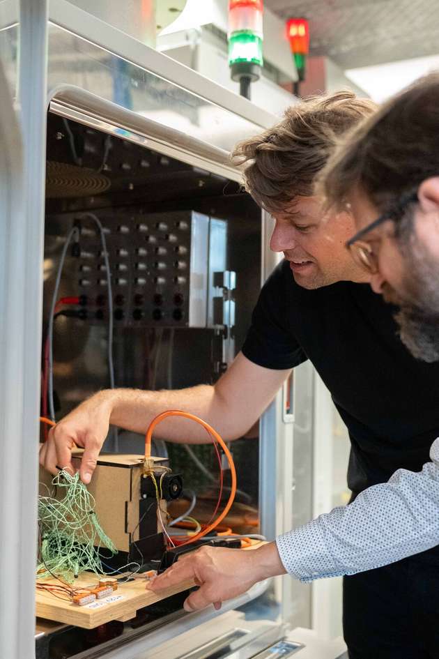 Der HM-Promovend Alexander Reiter führt Experimente mit Batterien durch. Mithilfe digitaler Zwillinge möchte er die Resilienz von Batteriegroßspeichern erhöhen.