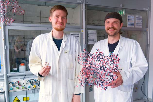Lasse Wegner (l.) & Kalle Mertin (r.) präsentieren eine Testzelle für die Wassergewinnung und ein Modell der hochporösen Metall-organischen Gerüstverbindung (MOF), die das Team für die Wassergewinnung aus Luft und energieeffiziente Kühlung gestaltet hat.