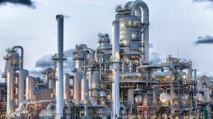 Eine Studie von Dechema und IREES zeigt, wie CO2, Biomasse und Kunststoffabfälle fossile Rohstoffe in der chemischen Grundstoffindustrie ersetzen könnten.