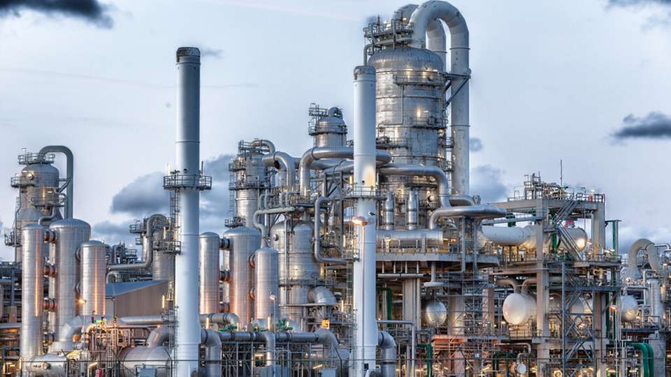 Eine Studie von Dechema und IREES zeigt, wie CO2, Biomasse und Kunststoffabfälle fossile Rohstoffe in der chemischen Grundstoffindustrie ersetzen könnten.
