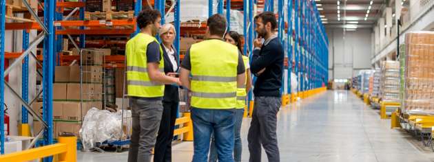 In Intralogistikprojekten ist die frühzeitige Einbindung von Mitarbeitenden als Wissensträgern entscheidend für Akzeptanz und Betriebsleistung.