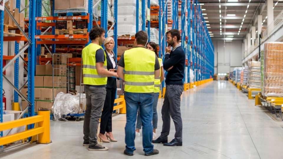 In Intralogistikprojekten ist die frühzeitige Einbindung von Mitarbeitenden als Wissensträgern entscheidend für Akzeptanz und Betriebsleistung.