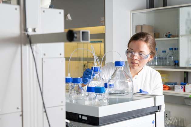Ein Team des TUM Campus Straubing hat hierfür ein Verfahren entwickelt, um wichtige Aminosäuren aus Kohlendioxid, Wasserstoff und erneuerbarer Energie herzustellen.