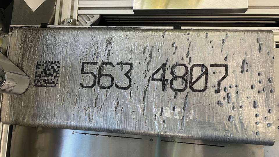 Großformatige Kennzeichnungen bringt der REA JET DOD 2.0 verlässlich auf Aluminiumbarren, Aluminiumprofile, Bleche und Coils.