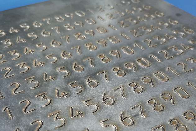 Tiefengravur mit den Systemen von REA Laser bringen Klarschrift, Data Matrix Codes oder Seriennummern unverlierbar und präzise ins Aluminium ein.