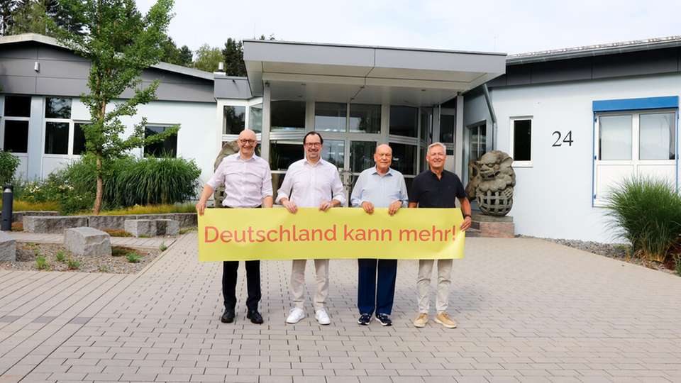 Mit ihrer Beteiligung an der Kampagne „Deutschland kann mehr“ setzt Jauch ein Zeichen für Innovation, Wettbewerbsfähigkeit und den Industriestandort Deutschland. Im Bild vor der Firmenzentrale in Villingen-Schwenningen (von links nach rechts): Marc Schott, Timo Schmidt, Geschäftsführer Thomas Jauch und Eberhard Heiser.