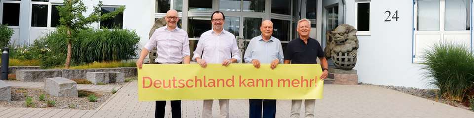 Mit ihrer Beteiligung an der Kampagne „Deutschland kann mehr“ setzt Jauch ein Zeichen für Innovation, Wettbewerbsfähigkeit und den Industriestandort Deutschland. Im Bild vor der Firmenzentrale in Villingen-Schwenningen (von links nach rechts): Marc Schott, Timo Schmidt, Geschäftsführer Thomas Jauch und Eberhard Heiser.