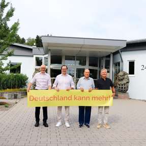 Mit ihrer Beteiligung an der Kampagne „Deutschland kann mehr“ setzt Jauch ein Zeichen für Innovation, Wettbewerbsfähigkeit und den Industriestandort Deutschland. Im Bild vor der Firmenzentrale in Villingen-Schwenningen (von links nach rechts): Marc Schott, Timo Schmidt, Geschäftsführer Thomas Jauch und Eberhard Heiser.