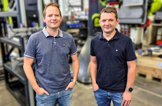 Die Softwareingenieure Chris Utens (l.) und Jelle Adema von SafanDarley waren beeindruckt von der einfachen Netzwerkkonfiguration mit EtherCAT P und der objektorientierten Programmierung mit TwinCAT.