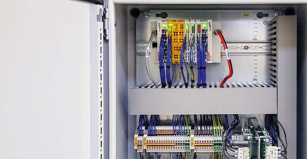 Blick in einen der dezentralen Schaltschränke der Nickelschneidanlage mit einer Auswahl von EtherCAT- und TwinSAFE-Klemmen aus dem umfangreichen Portfolio von Beckhoff.