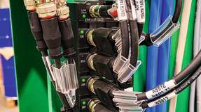 EtherCAT P-Box-Module verbinden die dezentralen I/Os für Achsen, Greifer und Sensoren über nur ein Kabel für Kommunikation und Power (rot/schwarz) mit der Steuerung im Schaltschrank.