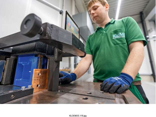 Zunehmende Datendurchgängigkeit mit Eplan sowie digital verbundene Maschinen – darunter das Rittal Milling Terminal Perforex (oben) – lassen die Beschäftigten von KlöMö besser, schneller und effizienter arbeiten.