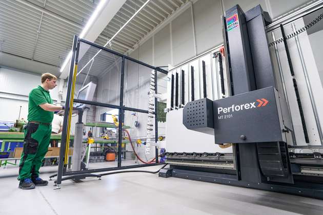 Zunehmende Datendurchgängigkeit mit Eplan sowie digital verbundene Maschinen – darunter das Rittal Milling Terminal Perforex – lassen die Beschäftigten von KlöMö besser, schneller und effizienter arbeiten