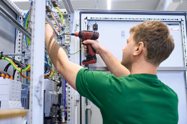 Zunehmende Datendurchgängigkeit mit Eplan sowie digital verbundene Maschinen – darunter das Rittal Milling Terminal Perforex (oben) – lassen die Beschäftigten von KlöMö besser, schneller und effizienter arbeiten.