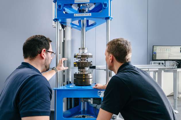 „Durch die Integration des Galaxie-Getriebes konnten wir die Stabilität und Wiederholgenauigkeit unserer Drehmomentkalibrierungen weiter verbessern und erreichen noch bessere Messunsicherheiten“, bestätigt Fabian Schneider, Junior Experte / Messgrößenverantwortlicher Drehmoment, Kraft & Waagen bei Testo Industrial Services.