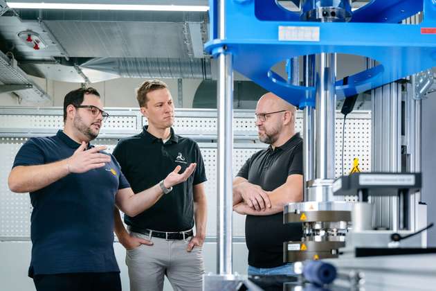 In der Calibration Factory von Testo Industrial Services wird die Kalibriereinrichtung von CEH für akkreditierte Kalibrierdienstleistungen und anspruchsvolle Kundenprojekte genutzt. Im Gespräch: Die Projektpartner Steffen Hohmann, Geschäftsführer der CEH Calibration Engineering Hohmann (rechts), Christopher Bendig, Vertriebsingenieur von Wittenstein galaxie (Mitte) und Fabian Schneider, Junior Experte / Messgrößenverantwortlicher Drehmoment, Kraft & Waagen bei Testo Industrial Services (links). 