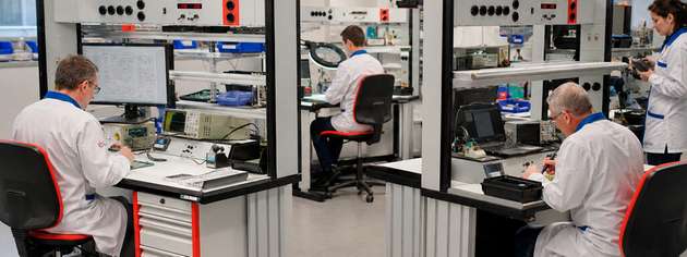 TriMax-Arbeitsplätze integrieren ESD-Schutz, Prüftechnik, Materialbereitstellung und Ergonomie in einer skalierbaren Elektronikfertigung.