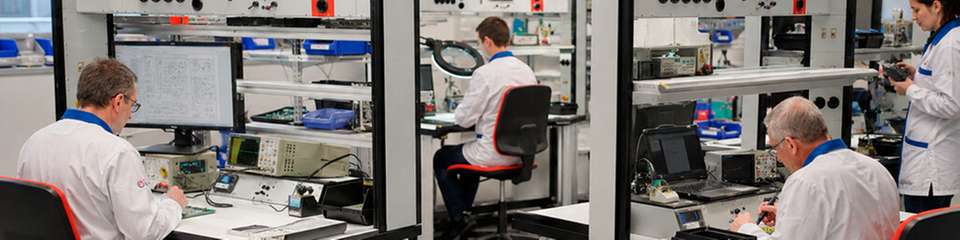 TriMax-Arbeitsplätze integrieren ESD-Schutz, Prüftechnik, Materialbereitstellung und Ergonomie in einer skalierbaren Elektronikfertigung.