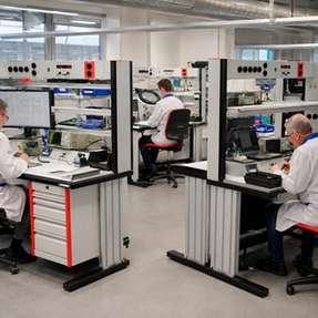 TriMax-Arbeitsplätze integrieren ESD-Schutz, Prüftechnik, Materialbereitstellung und Ergonomie in einer skalierbaren Elektronikfertigung.