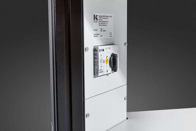 Seitlich integriertes Schaltmodul für abgesicherte Energieversorgung direkt am industriellen Elektronikarbeitsplatz. 
