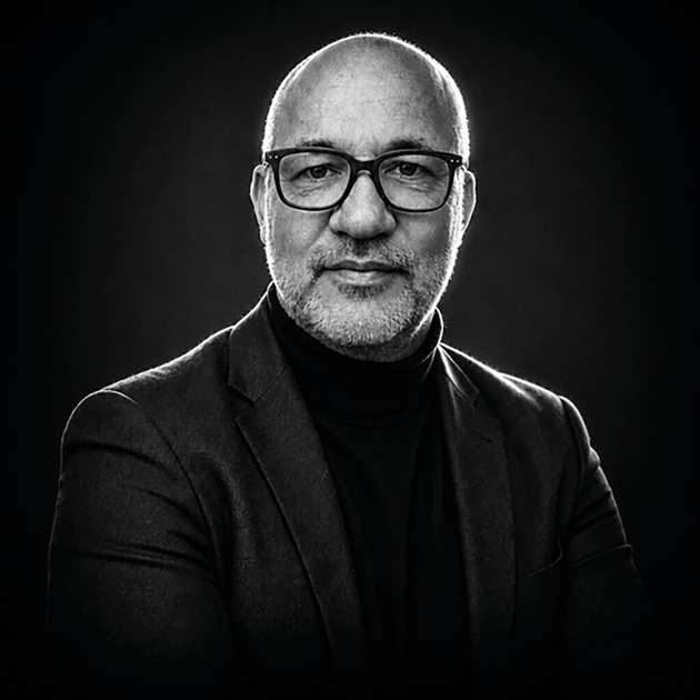 Arno de Ruyter, Solution & Value Marketing Manager, ICTBG EMEA, Delta Electronics: Die Sicherheit im Schienenverkehr hängt von einer Stromversorgung ab, die niemals ausfällt. Auf der InnoTrans 2026 präsentiert Delta Electronics Lösungen, die Signaltechnik, Stellwerke und Systeme entlang der Strecke zuverlässig absichern – in Bahnhöfen, Tunneln und auf Brücken. Damit tragen sie zum Schutz von Fahrgästen, Mitarbeitenden und der Bahninfrastruktur bei. Zu den Highlights zählen die modulare USV DPH Gen 3 und die Ultron IPT Series UPS für sicherheitskritische Anwendungen, die kompakte 6-kVA-USV, der Gleichrichter DPR 4000 EnergE (bis zu 98 Prozent Wirkungsgrad), Lithium-Ionen-Batterien der TEB-Serie in Kombination mit den CellD-Racksystemen sowie der ORION Controller für intelligentes Monitoring. Delta verbindet Resilienz, Effizienz und intelligentes Management für einen sicheren Bahnbetrieb rund um die Uhr.