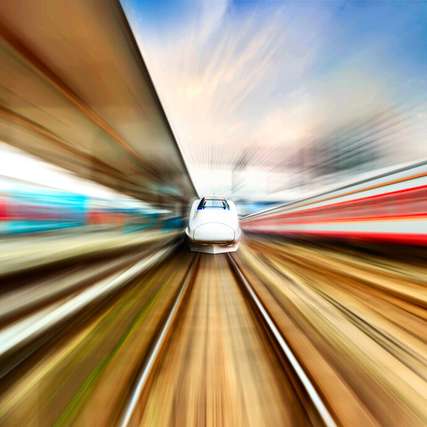Digitale Stellwerke, ETCS, Sensorik und KI sollen Störungen reduzieren, Kapazitäten erhöhen und die Instandhaltung im Schienenverkehr planbarer machen.